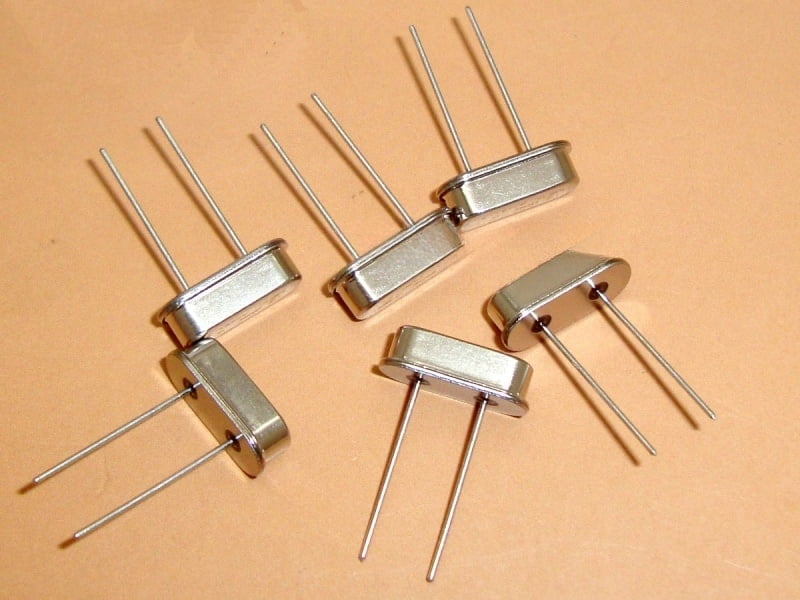 4.9152 Mhz Crystal HC-49US 2Pin DIP Through-Hole Half Size